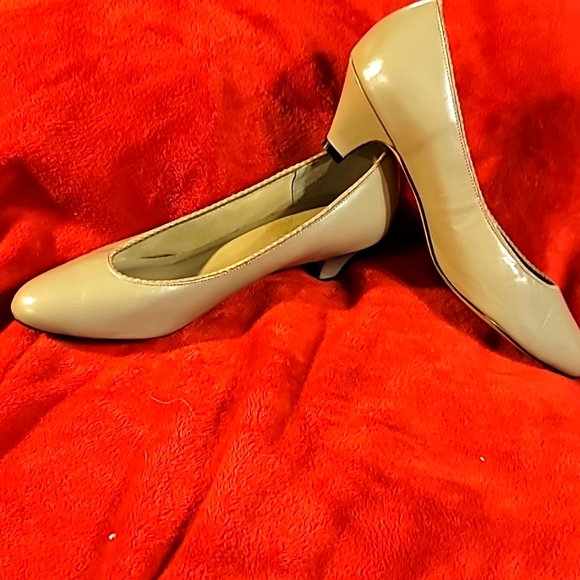 MADE IN THE USA LEATHER PUMPS naturalizer so soft pins comfort pump heel shoe - Picture 1 of 12